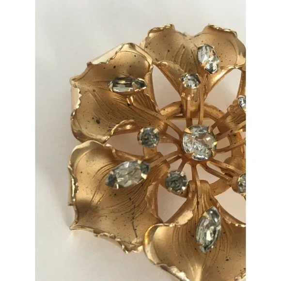 Flower Pin Brooch Vintage Gold Tone with Rhinestones Fashion Jewelry Accessory - Picture 3 of 5